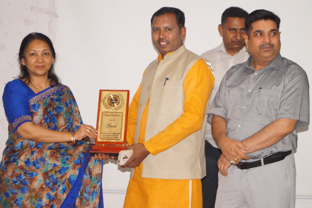 IAMR College Ghaziabad Honors Teachers for Their Outstanding Contributions