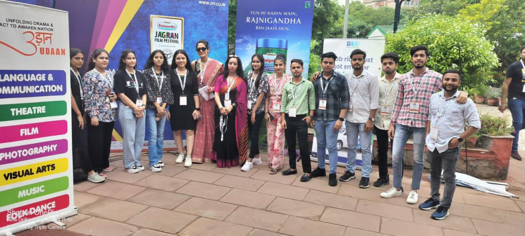  BCA along with 3rd Year students visited Siri Fort Auditorium, Delhi for Jagran Film Festival. 