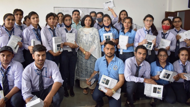 Distribution of free tablets and smartphones among the students of B.Sc biotechnology and microbiology and M.Sc Biotechnology and Microbiology and BJMC under the tablet and smartphone distribution scheme 2021-22 for the digital empowerment